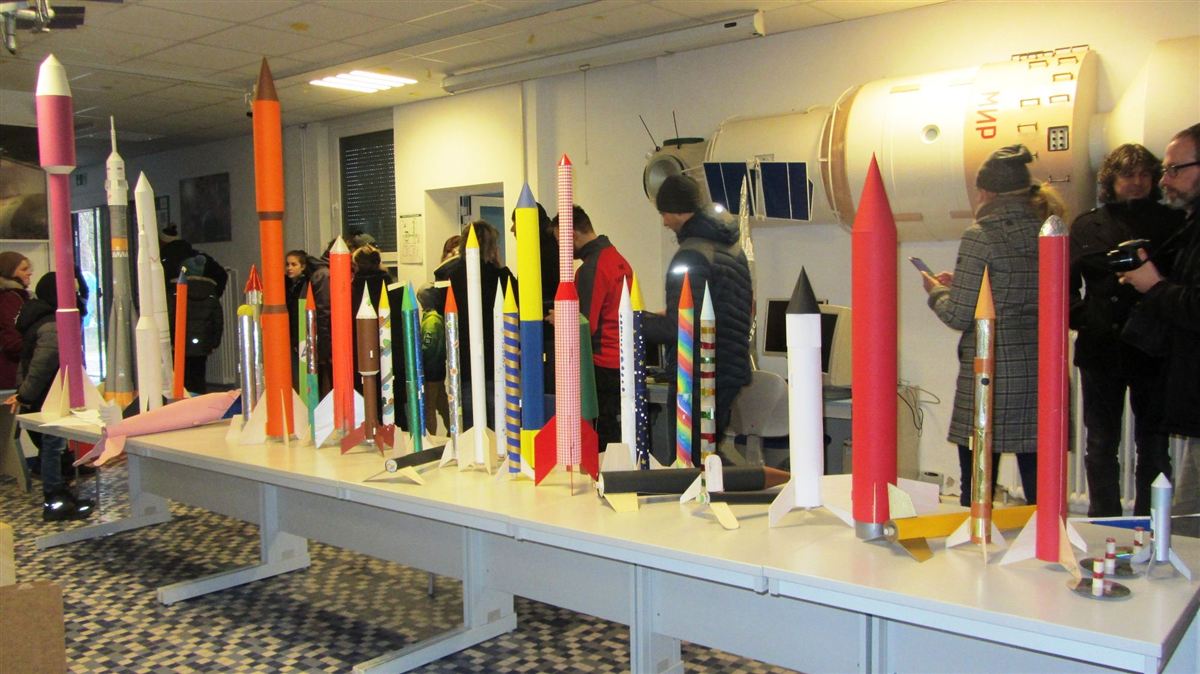 Viele unterschiedlich gestaltete Modellraketen auf Ausstellungstischen im Kosmonautenzentrum