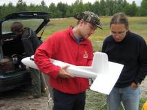 Roman und Steffen fachsimpeln über ein Flugzeugmodell