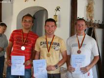 Siegerehrung S9A: Michael Helmert (silber) - Jonas Büchl (gold) - Henning Lohse (bronze)