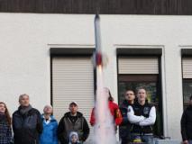 Mit viel Qualm steigt die Rakete in den Silvesterhimmel