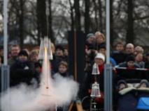 Die Triebwerksstärken werden demonstriert. Welcher Becher fliegt am höchsten?