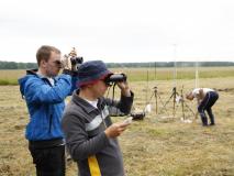 Peter und Daniel stoppen als Schiedsrichter die Flugdauer