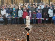 Zur Demonstration der Triebwerksstärken werden 3 Becher mit den Triebwerken A, B und C gestartet.