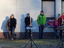 An 2 Basteltagen vor dem Silvesterstart hatten 28 Kinder die Chance ihre eigene Rakete zu bauen. Annika Haase startet soeben ihre Mandala-Rakete.