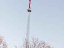 Die Rakete steigt in die Luft und landet leider auch im Baum.